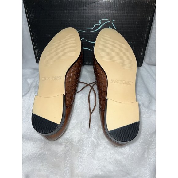 Trotters Brown Woven Leather Oxfords - Picture 5 of 10